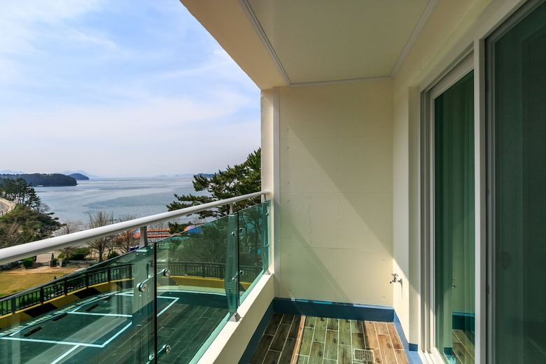 Tongyeong Beach Castle Hotel