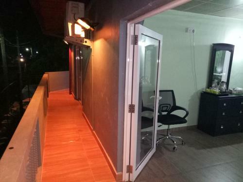 Hostal This Is It Airport Hotel And Restaurant