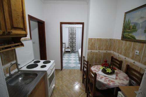 Hostal Apartments Cota Guesthouse