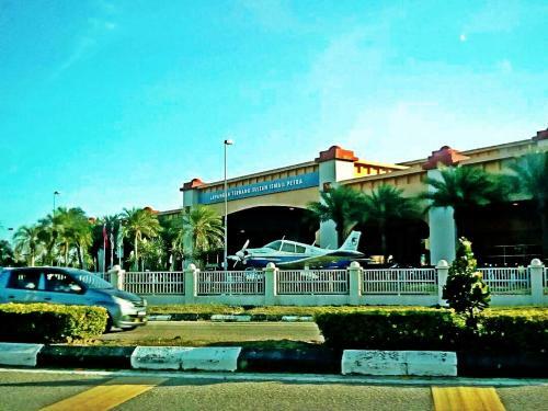 Bed & Breakfast Airport Shuttle Freebies Transit Rooms