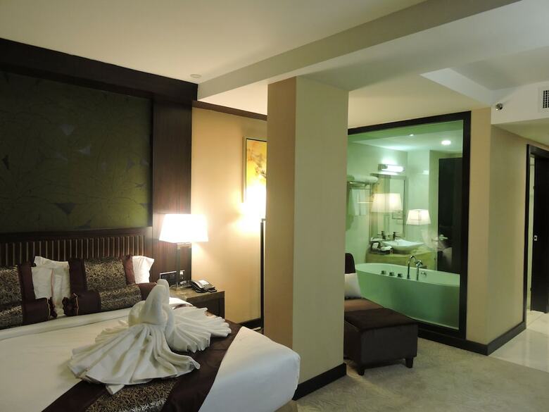 Royale Signature Hotel
