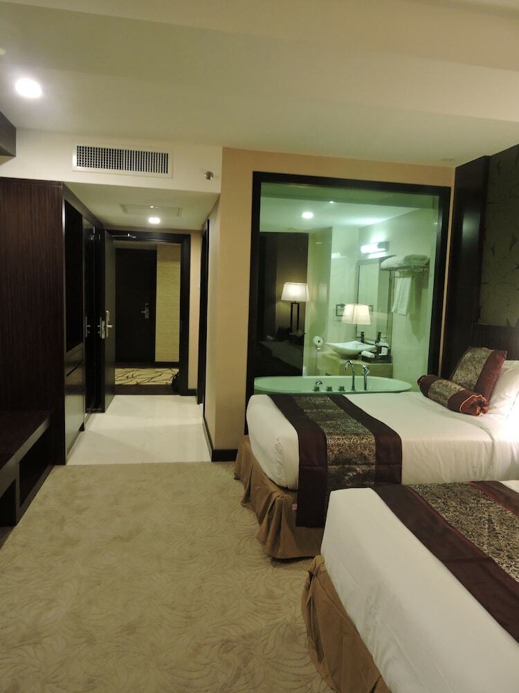 Royale Signature Hotel