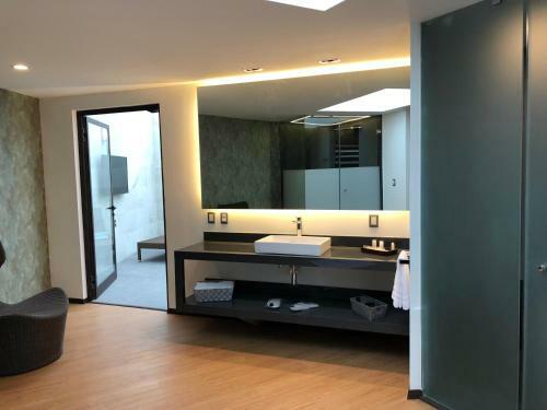 Hotel Kaia Suites