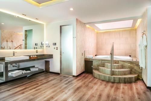 Hotel Kaia Suites