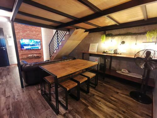 Iconic Suites & Pods Hotel