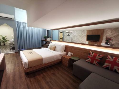 Iconic Suites & Pods Hotel