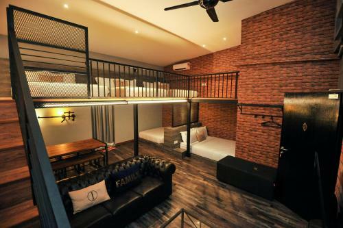 Iconic Suites & Pods Hotel