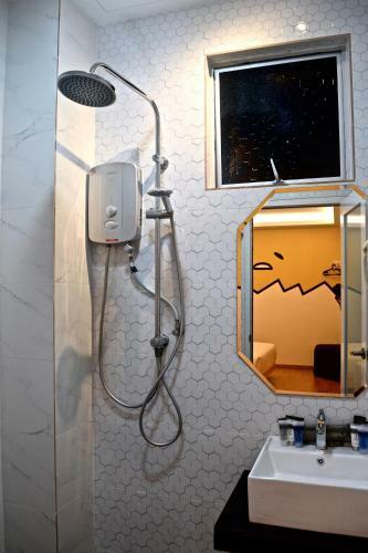 Iconic Suites & Pods Hotel