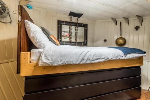 Bed & Breakfast Houseboat R�ussi