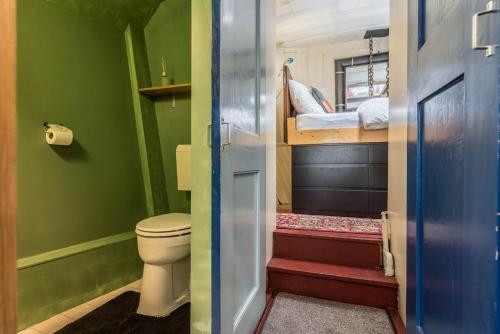 Bed & Breakfast Houseboat R�ussi
