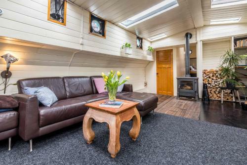 Bed & Breakfast Houseboat R�ussi