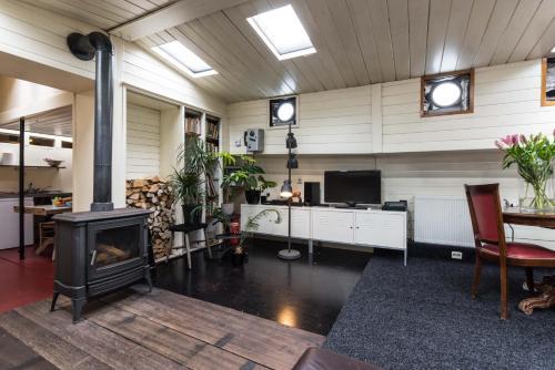 Bed & Breakfast Houseboat R�ussi