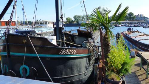 Bed & Breakfast Houseboat R�ussi