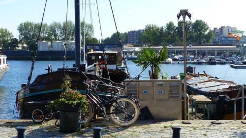 Bed & Breakfast Houseboat R�ussi