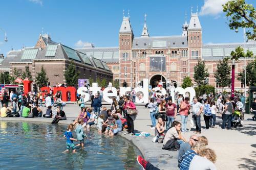 Amsterdam City Center Canal View Apartments
