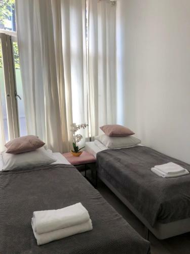 Bed & Breakfast Amsroom - Females Only