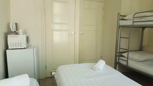 Bed & Breakfast Amsroom - Females Only