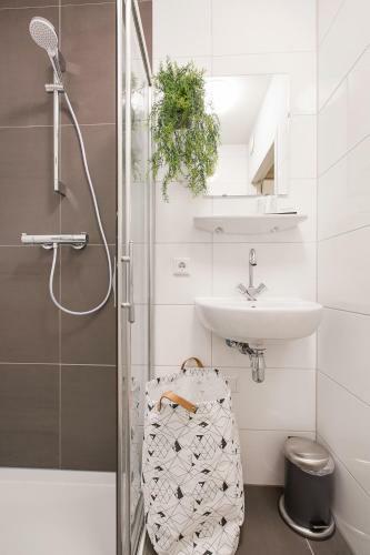 Canal Garden Apartments I By Vgw