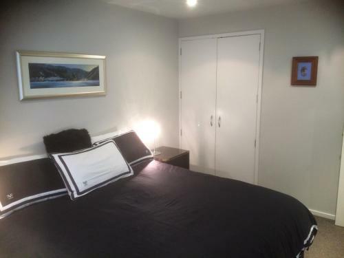 The Moorings - Luxury Waterfront Apartment