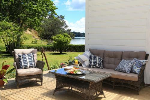 Oakura Bay Villa