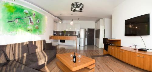 2 Doors Apartments - Itcity