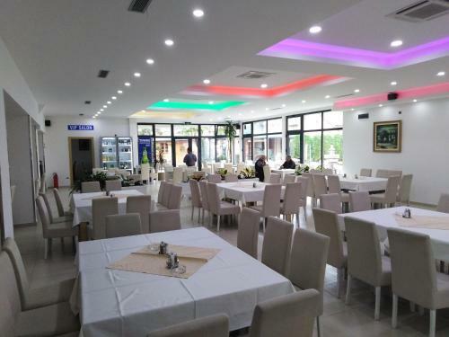 Bed & Breakfast Hotel Mk, Plavi Restoran, Loznica