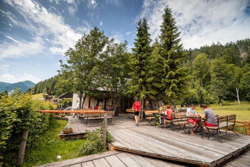 Albergue Cvet Gora - Camping, Glamping And Accomodations