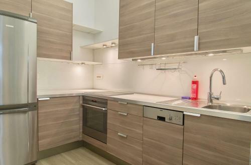 Pretty & Modern Apartment By The River