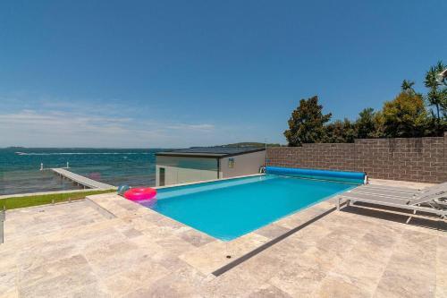 Lake Front Home Arcadia Vale // 6 Bdr // Pool, Spa & Jetty