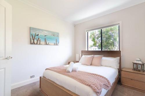 Lake Front Home Arcadia Vale // 6 Bdr // Pool, Spa & Jetty
