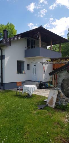 Villa Hotri House On The River Island