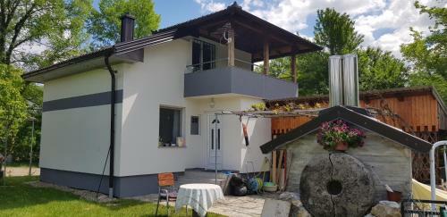 Villa Hotri House On The River Island