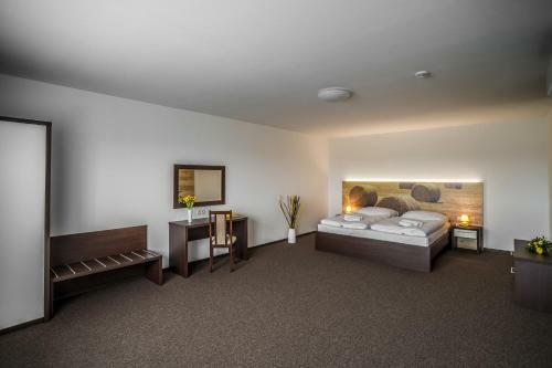 Hotel Na Farm? Cho?ovice