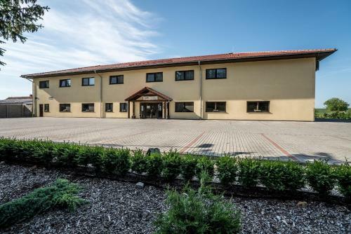 Hotel Na Farm? Cho?ovice