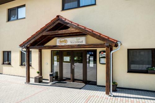 Hotel Na Farm? Cho?ovice