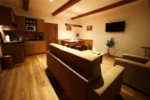 Apartments & Suites ?lut� Hru?ka