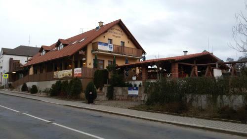 Hostal Restaurace - Penzion Bavorsk� Dv?r
