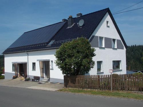 Cozy Holiday Home In Tettscheid With Private Garden