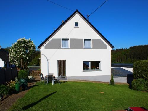 Cozy Holiday Home In Tettscheid With Private Garden