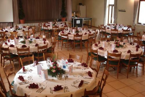 Hostal Traditionsgasthof Zum Luedertal