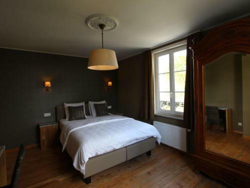 Heritage Castle In Bar-sur-seine Near River