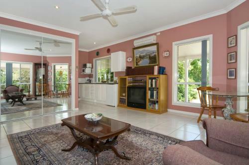 Lodge Cooroy Country Cottages