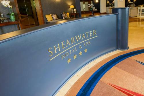 Carlton Shearwater Hotel