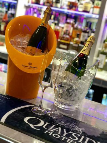 Quayside Hotel & Bar