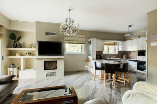 Villa Bellezza With A Large Yard And Bbq.