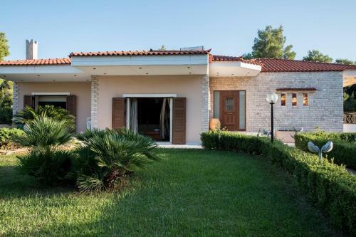 Villa Bellezza With A Large Yard And Bbq.