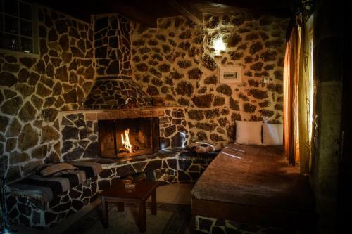 Hostal Paliokastro Guesthouse