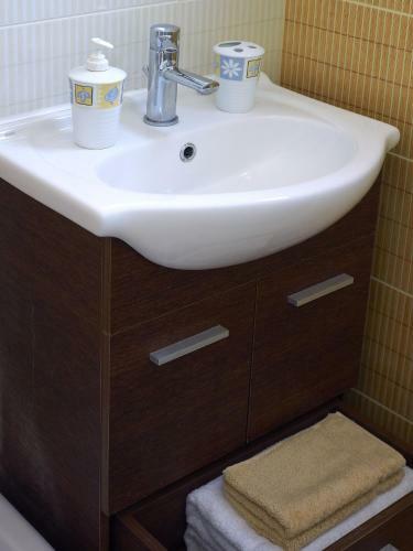 Aeolis Apartments & Studios