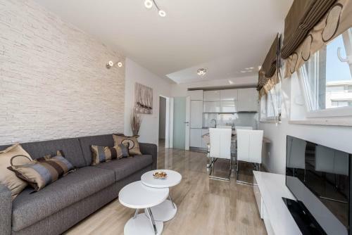 Apartments With Pool Villa Zora