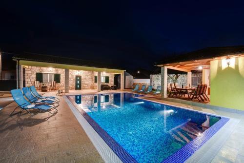 Beautiful Villa Petra With Summer Kitchen And Pool